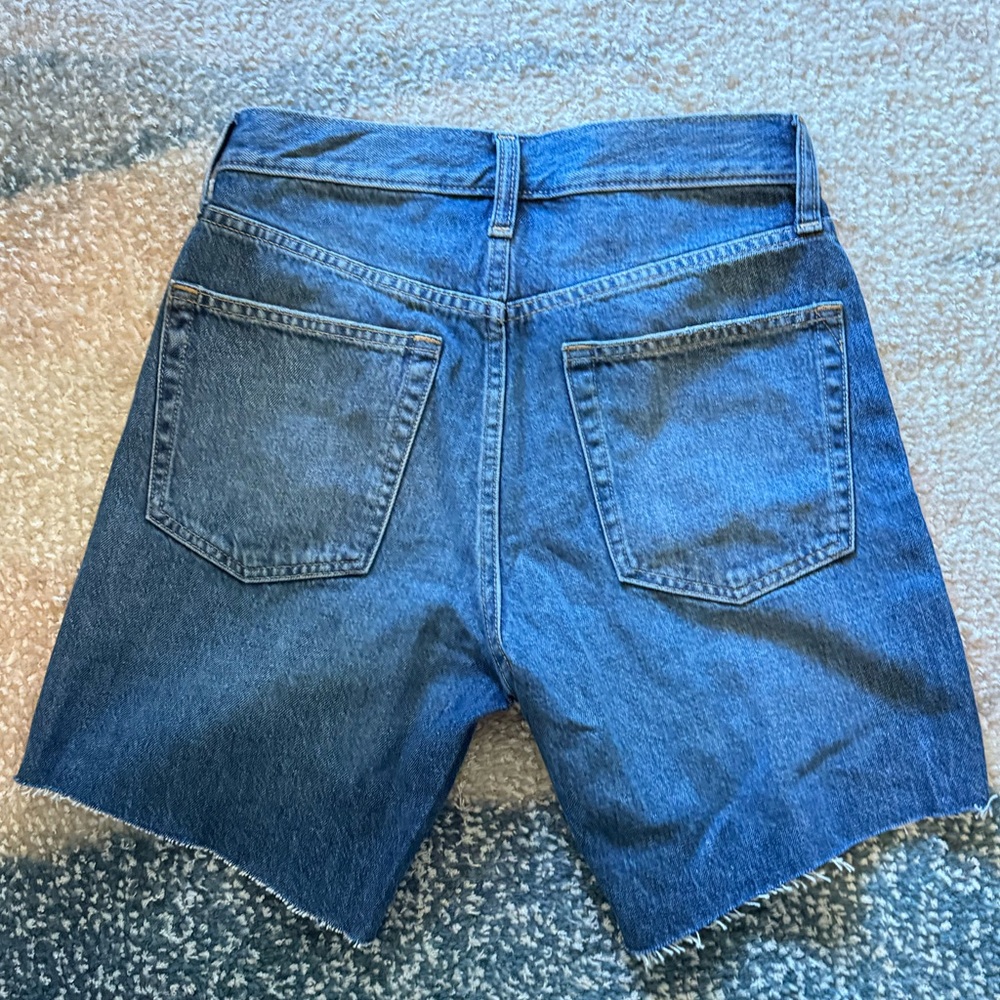NEW Gap 8" Mid Rise '90s Loose Denim Bermuda Shorts in Medium Indigo - Picture 5 of 6